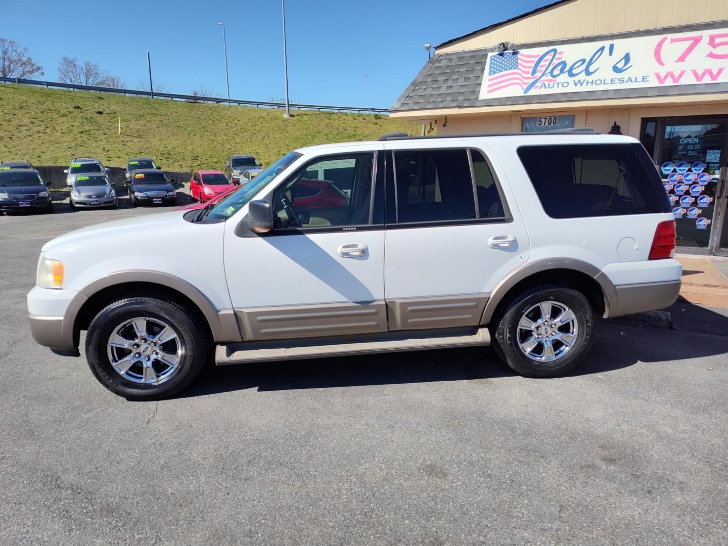 2003 White Ford Expedition Eddie Bauer 4WD (1FMPU18LX3L) with an 5.4L V8 SOHC 16V engine, 4-Speed Automatic Overdrive transmission, located at 5700 Curlew Drive, Norfolk, VA, 23502, (757) 455-6330, 36.841885, -76.209412 - Photo#17